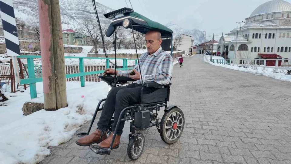 Engelli �ocu�u i�in ak�l� sandalyeyi arabaya �evirdi