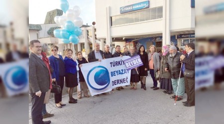 Engelsiz bir dünya için dilek feneri uçurdular