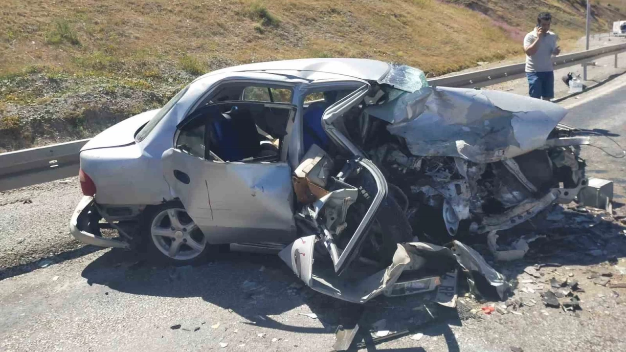 Erzincan'da iki otomobil �arp��t�: 3 ki�i �ld�, 6 ki�i yaraland�