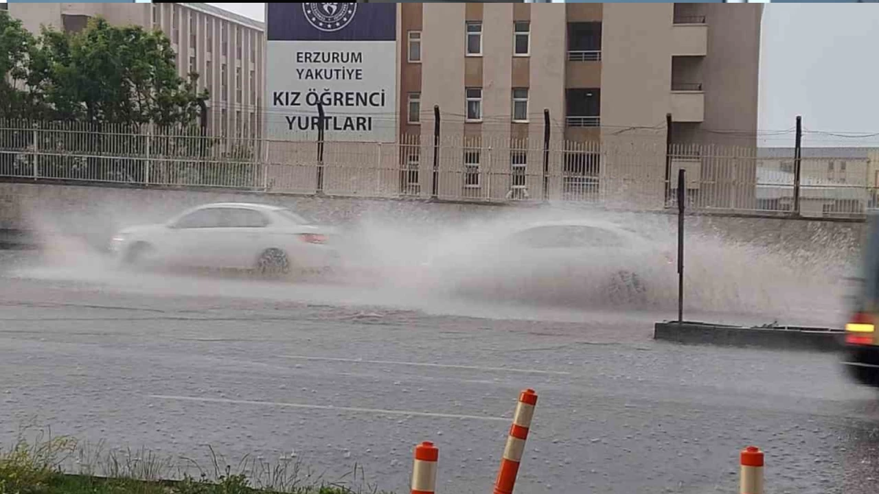 Erzurum'da sağanak yağış hayatı felç etti