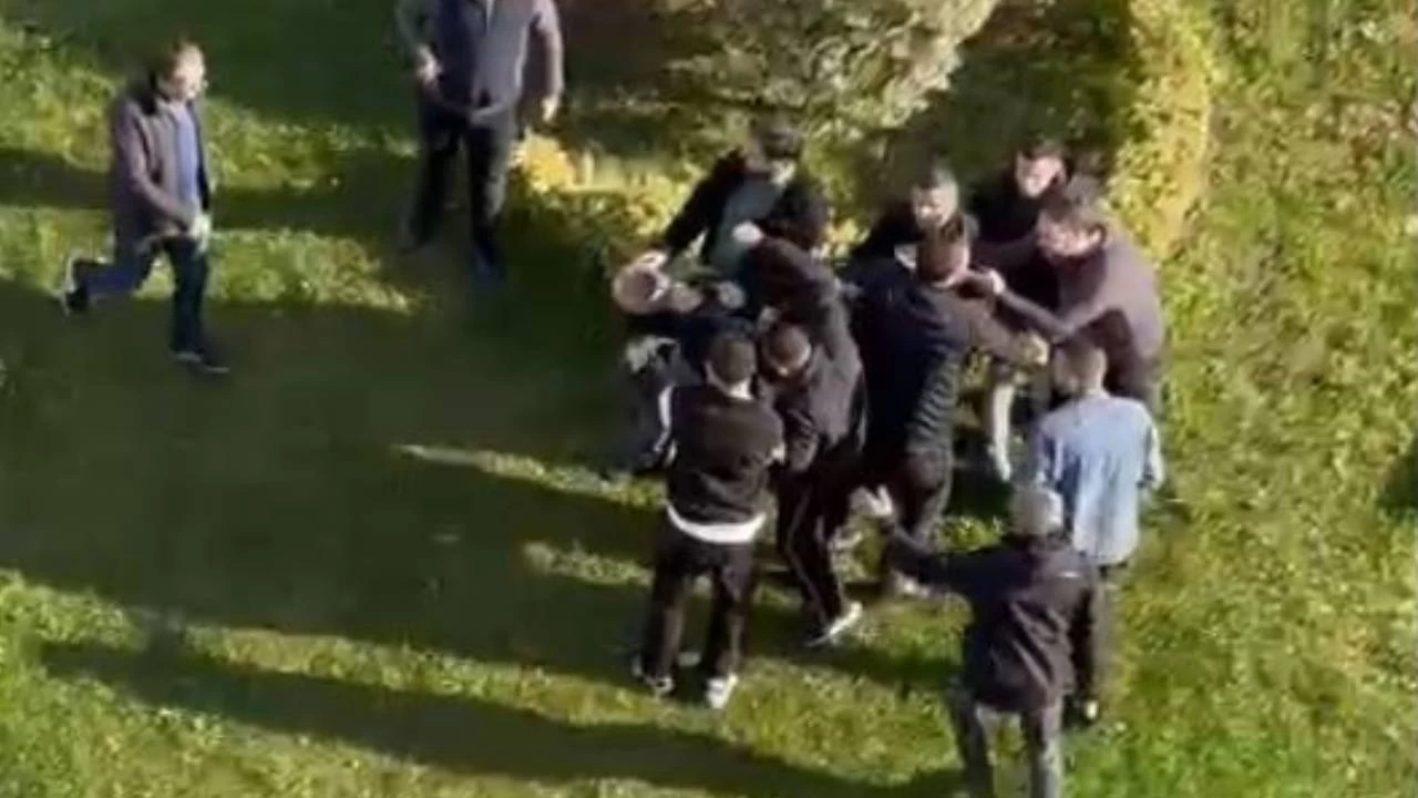 Esenler'de genç kızı taciz ettiği iddia edilen şüpheli şahsa meydan dayağı: 'Baya bir tartakladık'