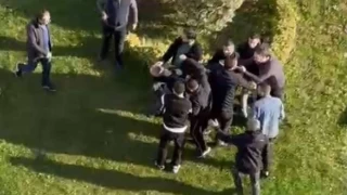 Esenler'de genç kızı taciz ettiği iddia edilen şüpheli şahsa meydan dayağı: 'Baya bir tartakladık'
