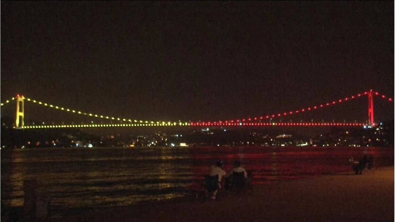 Fatih Sultan Mehmet Köprüsü "sarı-kırmızı" renklerle aydınlatıldı