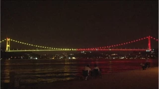 Fatih Sultan Mehmet Kprs "sar-krmz" renklerle aydnlatld