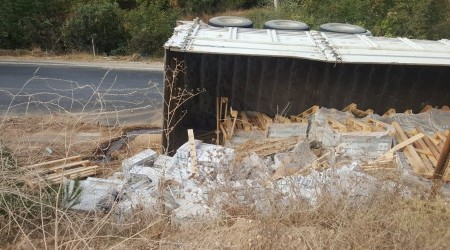 Fayans yüklü tır devrilince...