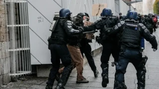 Fransa'da hayat pahal�l���na kar�� d�n Sar� Yelekliler'in kat�ld��� eylemler kapsam�nda 1314 ki�inin g�zalt�na al�nd��� bildirildi