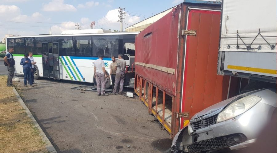 Freni boşalan halk otobüsü 7 araca çarparak durdu