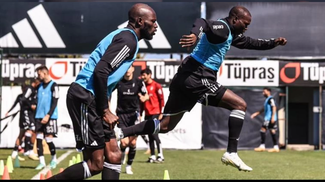 Futbolcular antrenman �ncesi bayramla�t� 