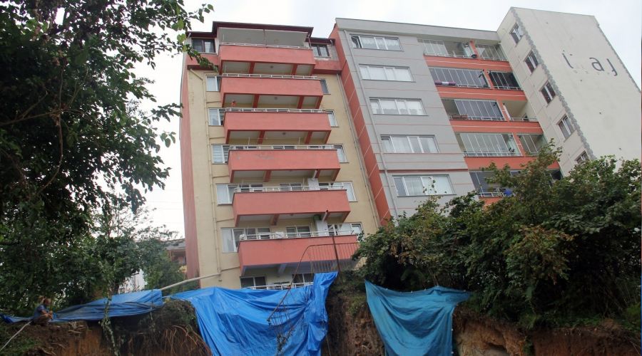 Giresun'da 7 katl� bir bina bo�alt�ld�