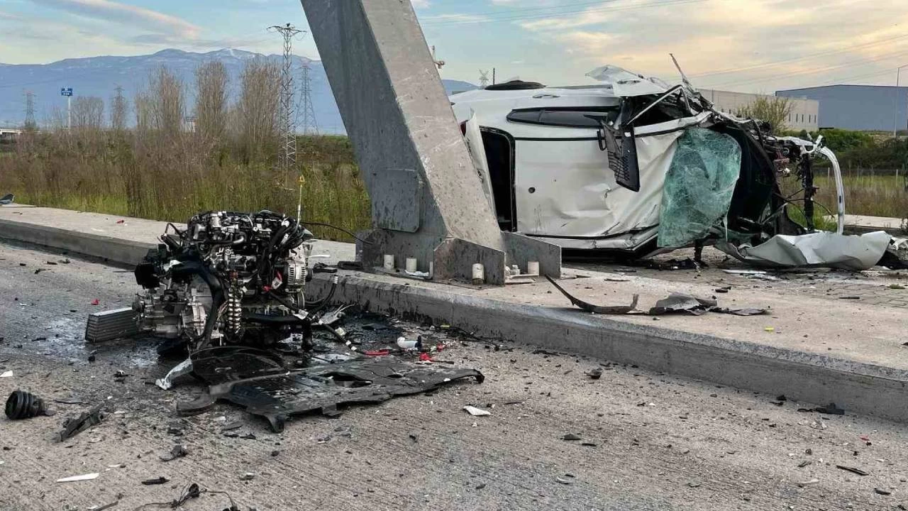 Gişeye çarpıp takla atan otomobilin motoru fırladı: 1 ağır yaralı