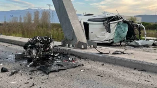 Gişeye çarpıp takla atan otomobilin motoru fırladı: 1 ağır yaralı