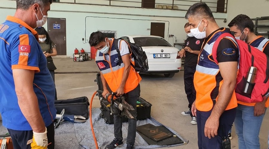 Gönüllülere hafif arama kurtarma eğitimi