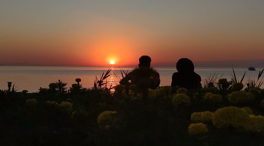 Güneş bir başka batar "Van Gölü semalarından"