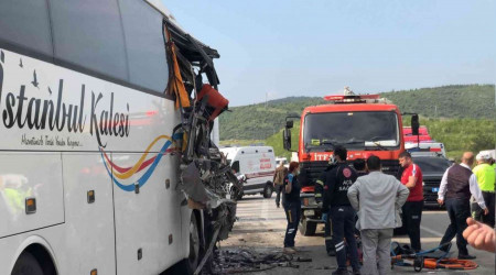Hafriyat kamyonu yolcu otobüsüne çarptı