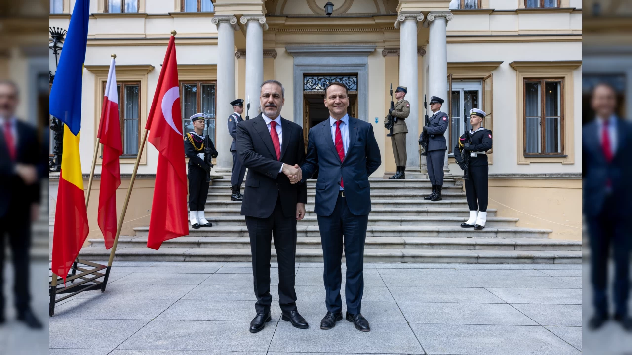 Hakan Fidan Varşova'da Sikorski ile görüştü