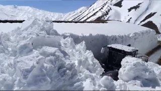 Hakkari'de 7 metreyi bulan karda alma