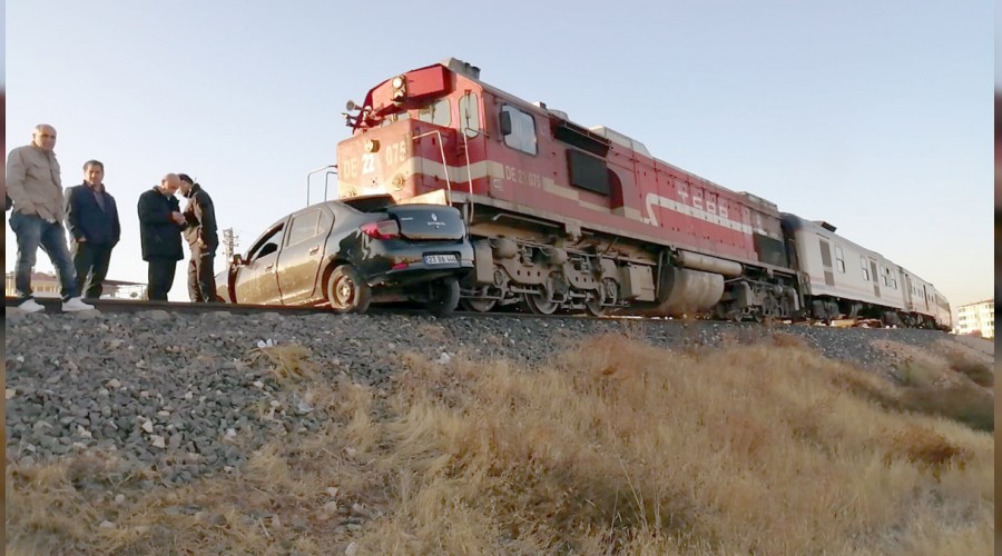 Hemzemin ge�itte kaza: 2 �l�, 1 yaral�