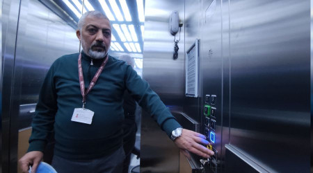 Her gün asansörle kilometrelerce yolculuk yapıyor