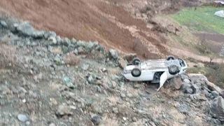 Heyelanda kayanın uçuruma yuvarladığı aracın sürücüsü yaralandı