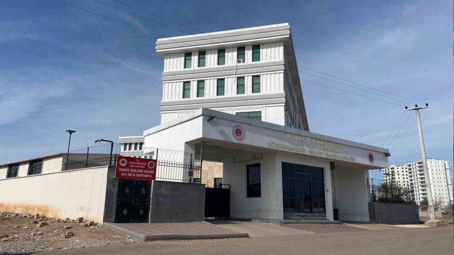 Husumetli aileler aras�nda silahl� kavga: 2 �l�, 1 yaral�