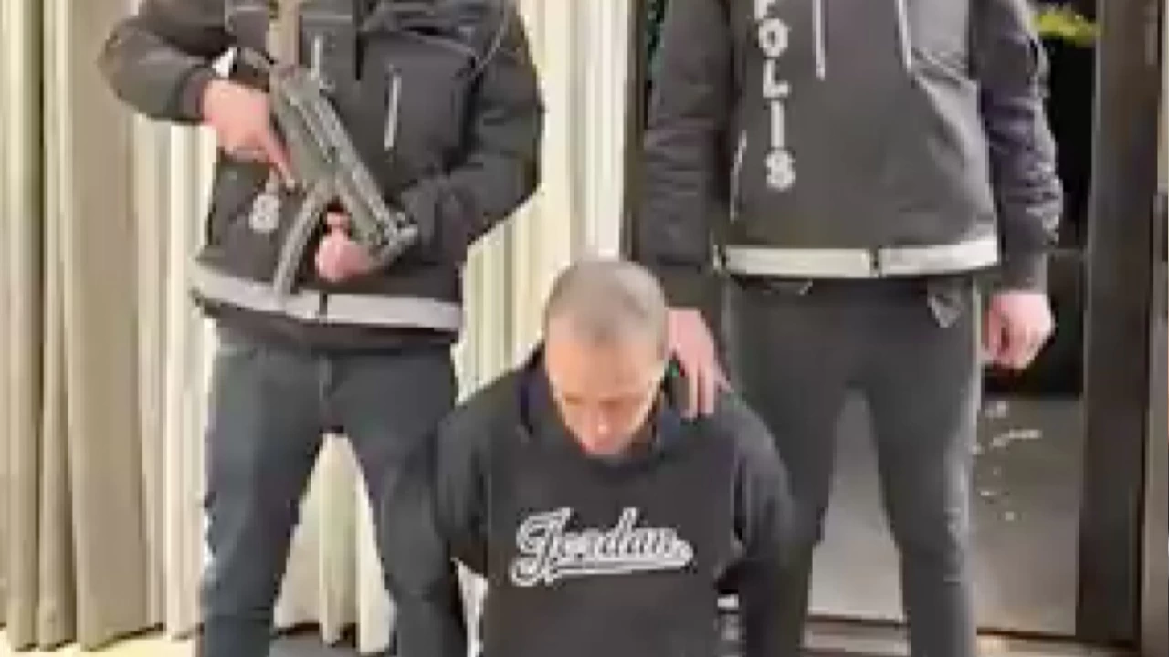 Interpol'�n k�rm�z� b�ltenle arad��� yabanc� uyruklu 2 ki�i �stanbul'da yakaland�