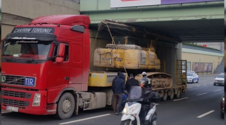İş makinesi taşıyan tır üst geçide takıldı