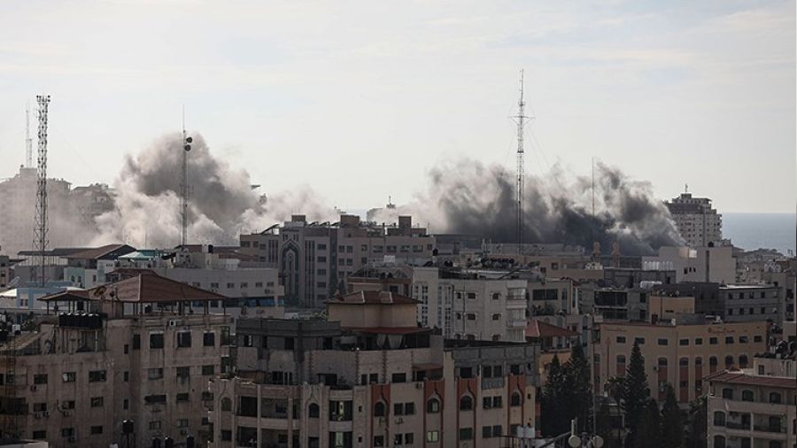 İsrail, Gazze'de basın ofislerinin de bulunduğu 14 katlı binayı vurdu