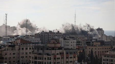 İsrail, Gazze'de basın ofislerinin de bulunduğu 14 katlı binayı vurdu