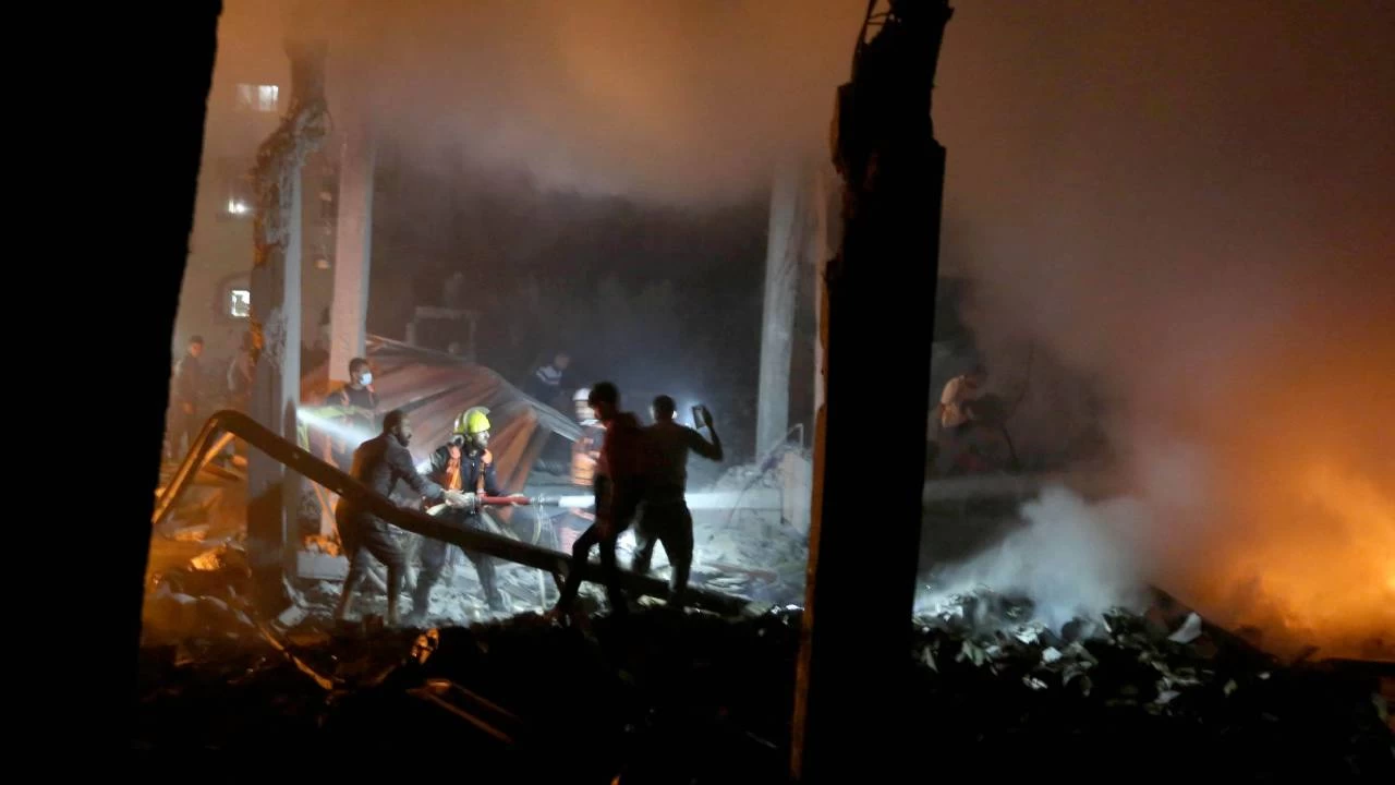 �srail Gazze'de yaral�lar� ta��yan sivil arac� vurdu, ara�takilerin hepsi �ld�