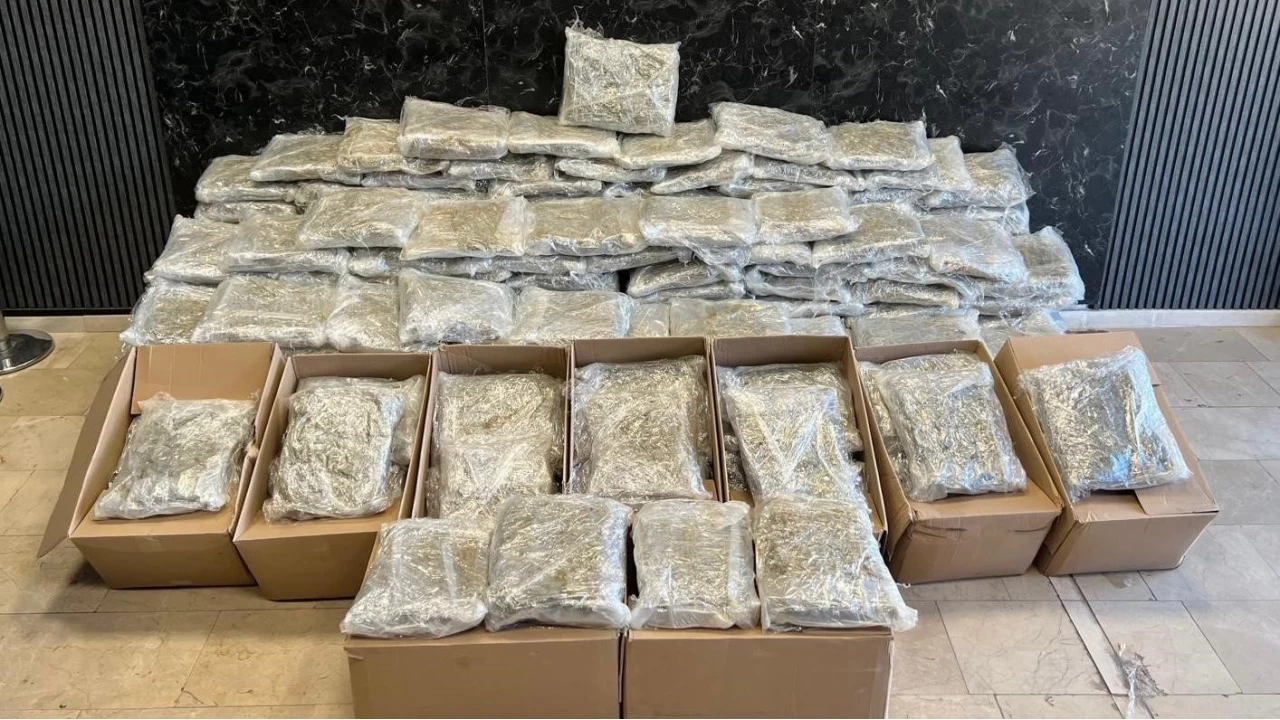 stanbul'da 'matbaa' grnml uyuturucu deposuna operasyon