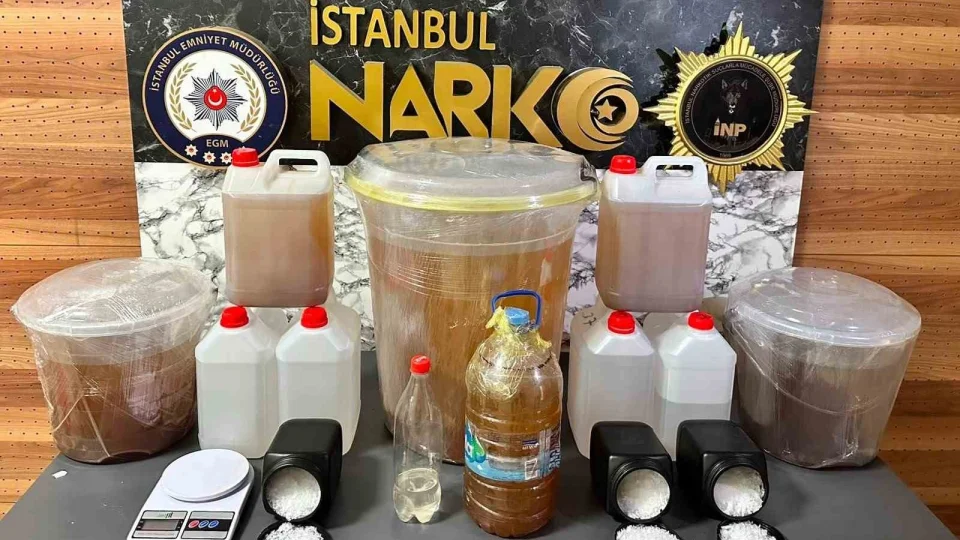 İstanbul'da otoyolda nefes kesen takip: Minibüse uyuşturucu baskını
