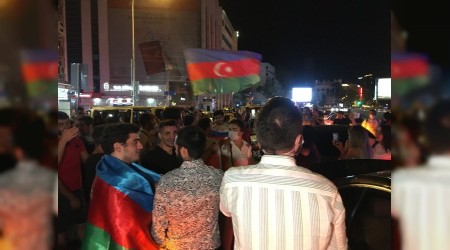 stanbul'da vatandalar Azerbaycan'a destek verdi