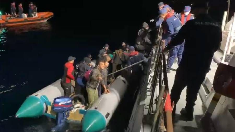 �zmir a��klar�nda 94 d�zensiz g��men yakaland�