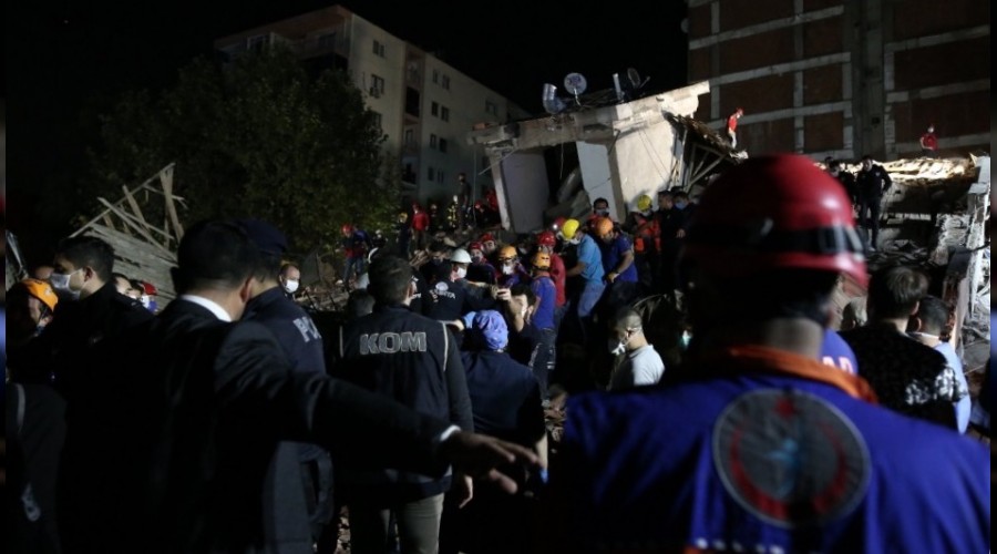 İzmir'de arama kurtarma çalışmaları devam ediyor