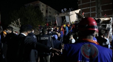 İzmir'de arama kurtarma çalışmaları devam ediyor
