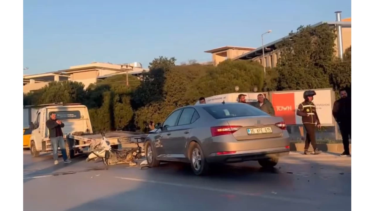 �zmir'de feci kaza: Metrelerce savrulan motosikletli hayat�n� kaybetti