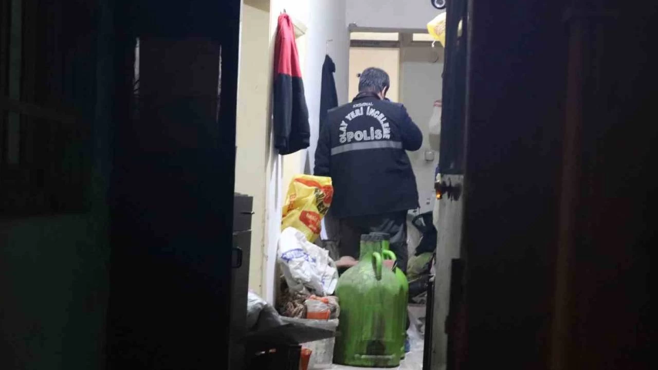 �zmir'de s�r cinayet: Evinde b��akland�, hastanede hayat�n� kaybetti