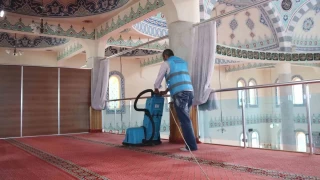 İzmir'de yükümlüler, camileri Ramazan Bayramı'na hazırlıyor