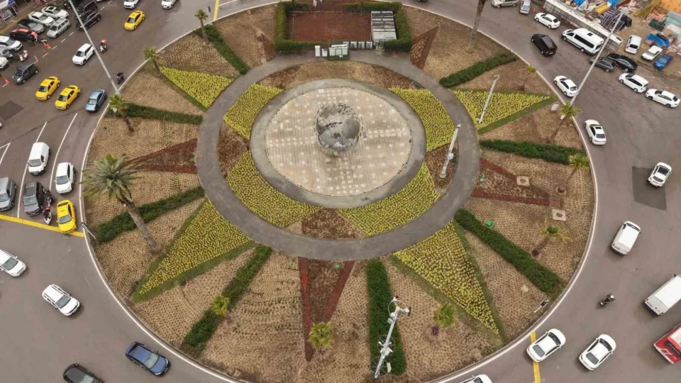 �zmir'in kalbi �i�ek a�t�