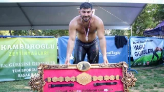 İzmir'in yağlı güreş şöleninde başpehlivan Erkan Taş oldu