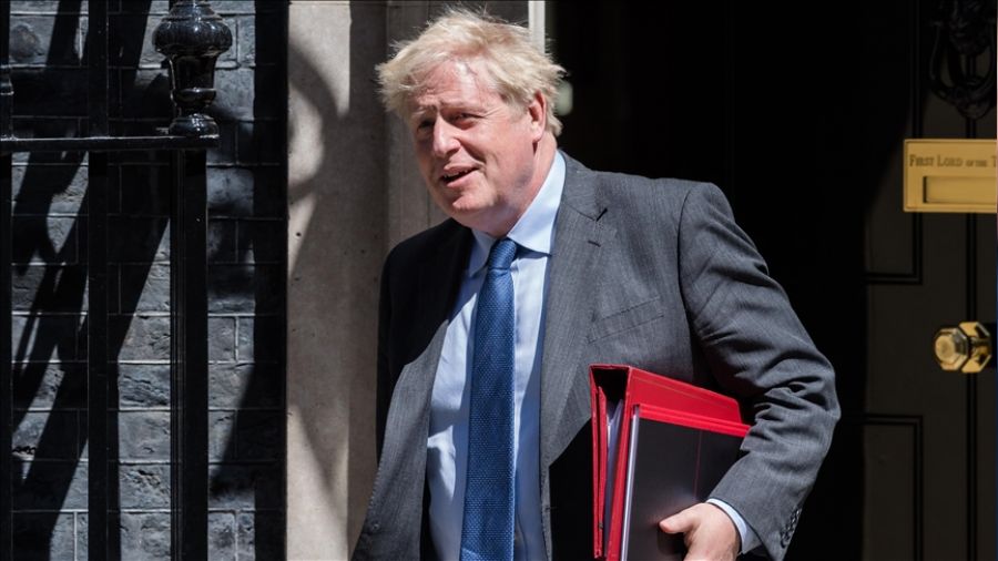 Johnson istifa etti
