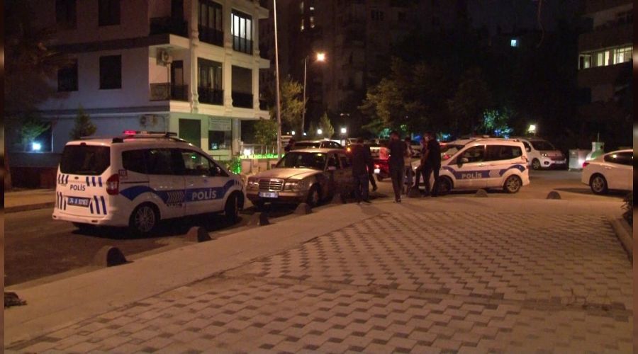 Kadıköy'de iki araç kundaklandı
