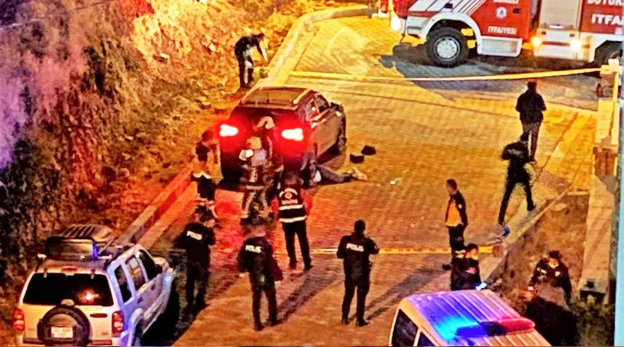 Kafasını ezdiği arkadaşının başında feryat etti