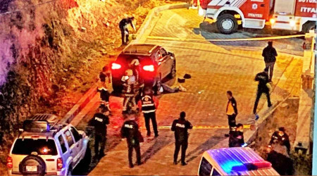 Kafasını ezdiği arkadaşının başında feryat etti