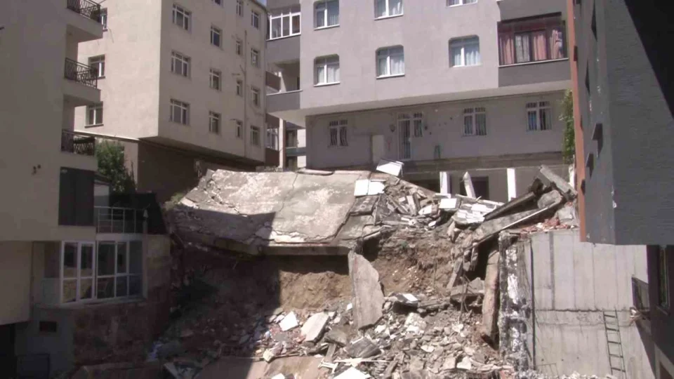 Kağıthane'de yıkım paniği: "Deprem oluyor sandık"