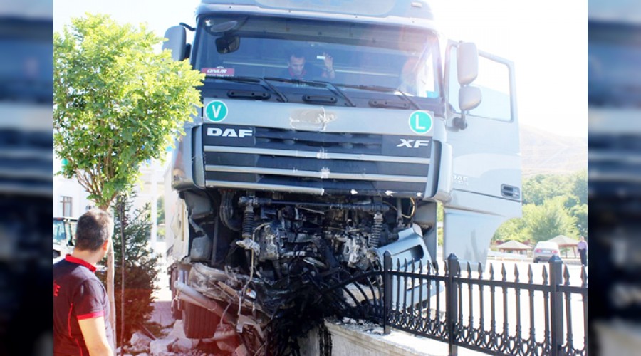 Kalp krizi ge�iren s�r�c� bariyerlere �arpt�