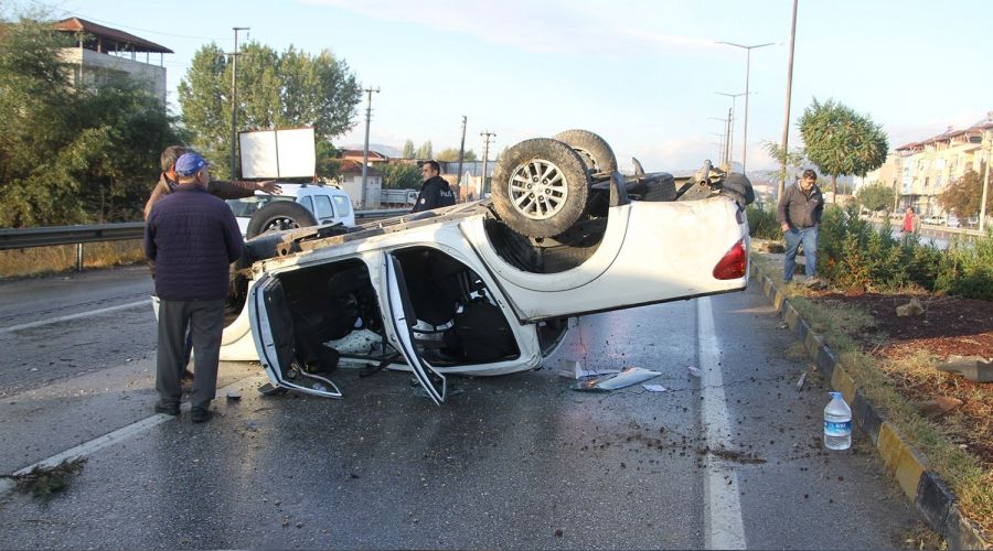 Kamyonet takla at�p kar�� �eride ge�ti