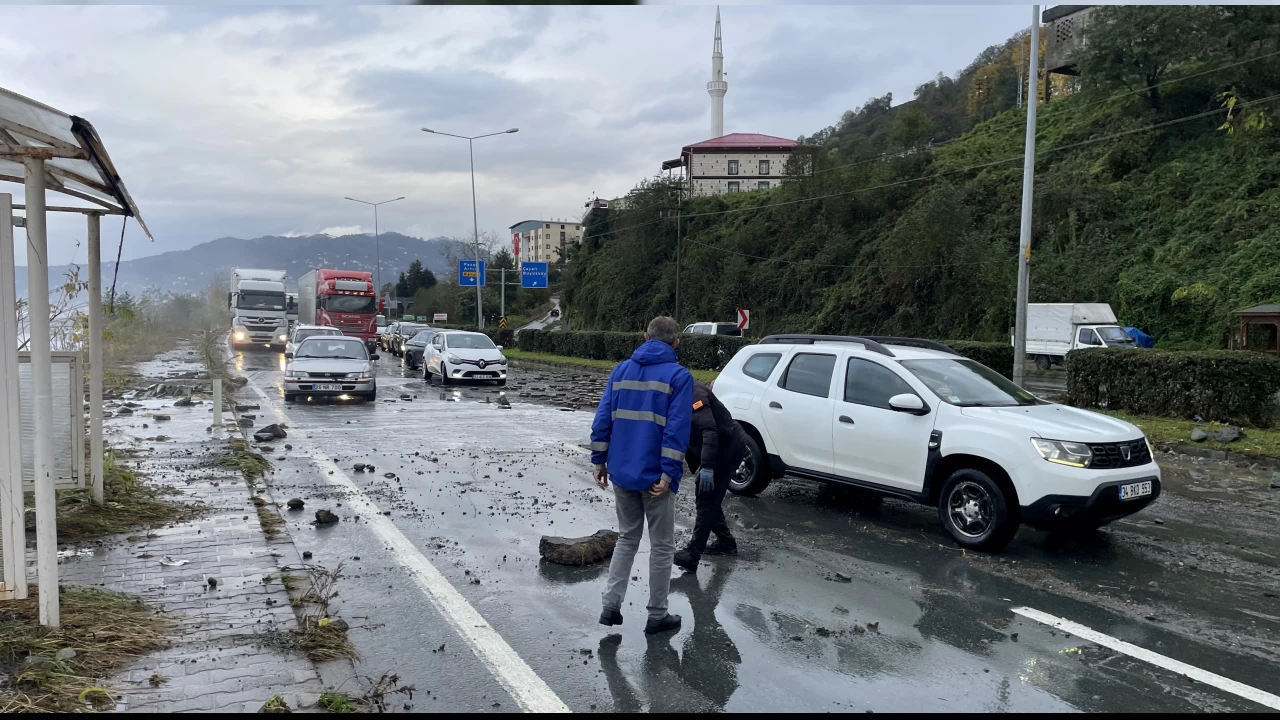 Karadeniz Sahil Yolu fırtınanın kurbanı oldu