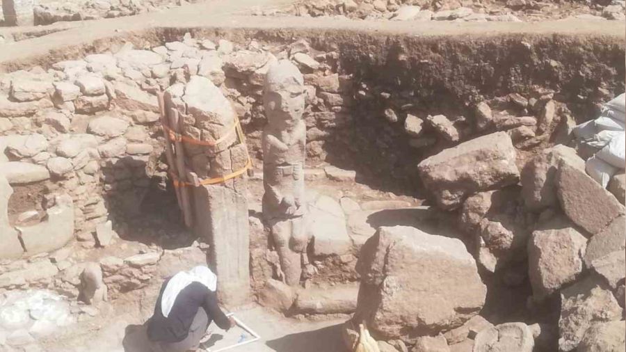 Karahantepe'de insan heykeli bulundu