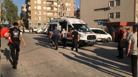 Karakol önünde taşlı sopalı kavga